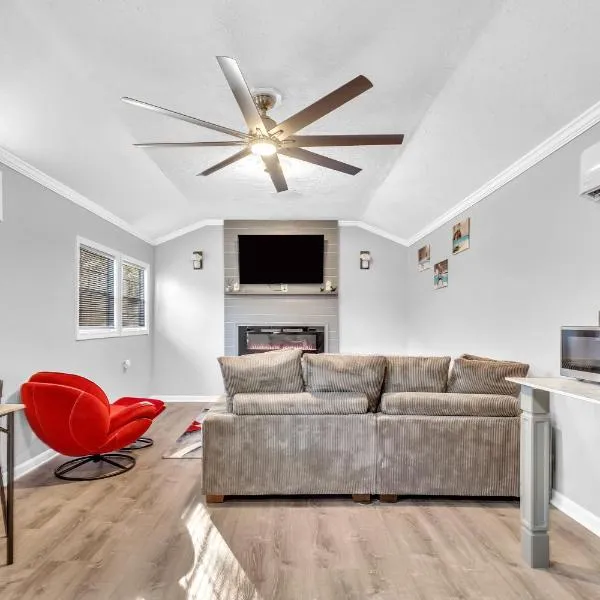 Spacious King Cottage-Mins from Downtown，位于阿森斯的酒店