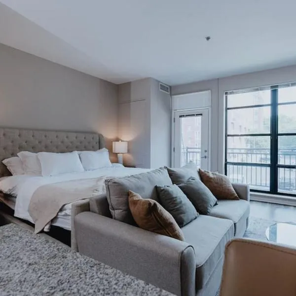 Charming Studio King Bed & Pool St Louis，位于塔格罗夫的酒店