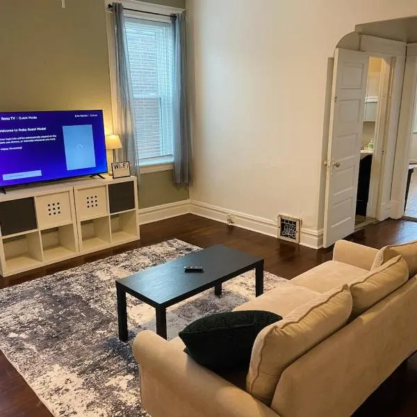 Comfortable 1BR Apartment - Laundry & Backyard，位于Carondelet的酒店