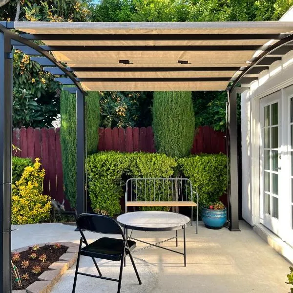 Cozy Suite with Private Patio Close to Downtown and UC Davis Medical Center，位于萨克拉门托的酒店
