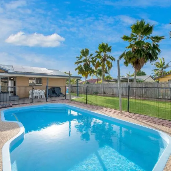 Entire Family Home with private pool，位于汤斯维尔的酒店