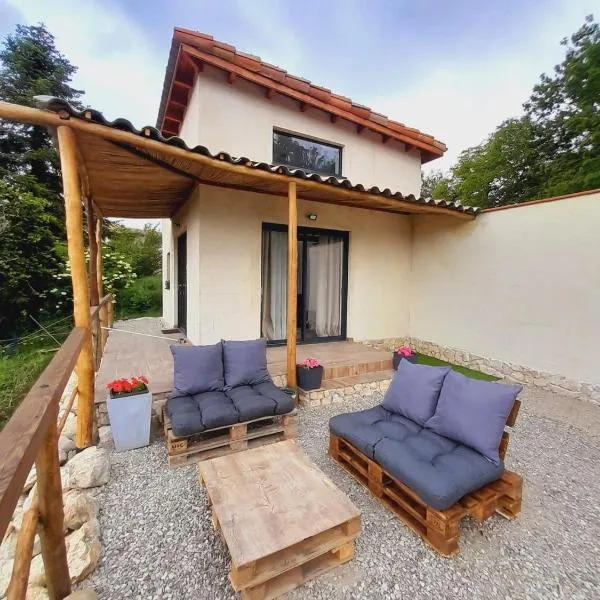 Cozy Tiny House plus SPA - à Pereille d'en Haut，位于Péreille的酒店