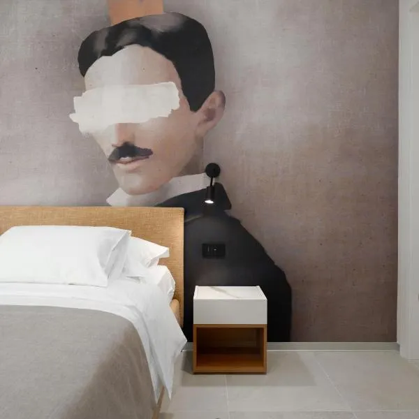 The Q Whisper - new deluxe hideaway with sauna, jacuzzi and a garage，位于罗维尼的酒店
