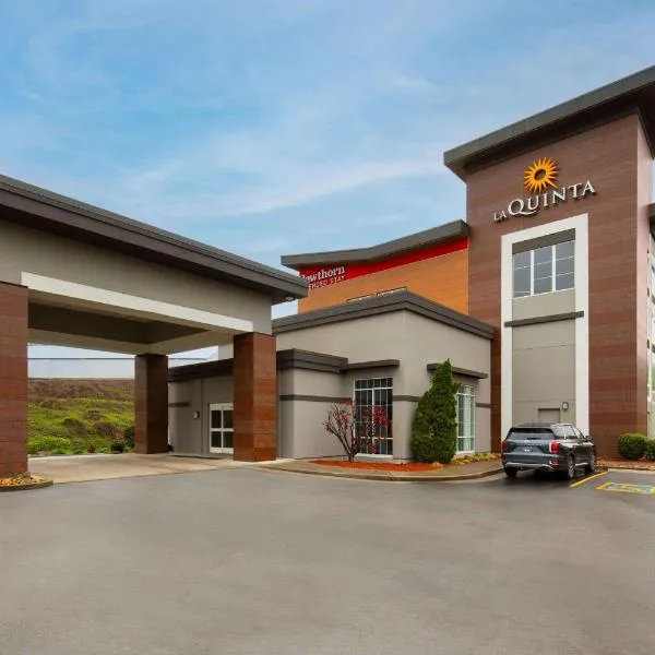 诺克斯维尔中心造纸厂拉昆塔套房酒店，位于诺克斯维尔的酒店