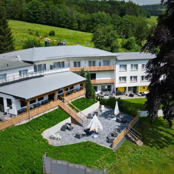 Hotel Berghof Wasserkuppe & Gästehaus Fuldaquelle，位于格尔斯费尔德的酒店