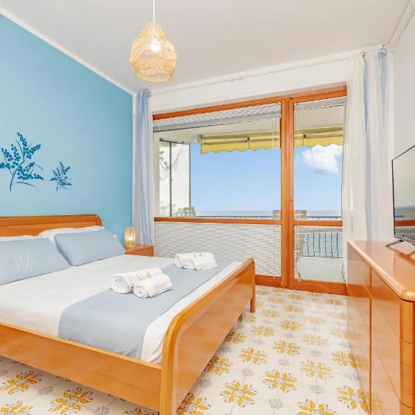 Mimosa Blu con vista mare terrazza - Wi Fi - AC - Parcheggio，位于切尔沃的酒店