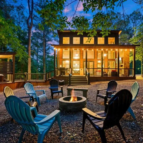 Luxury Cabin in the Woods w/ Hot Tub & Yard Games!，位于布罗肯鲍的酒店