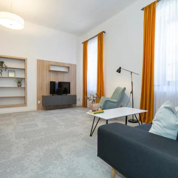 ALURE RESIDENCES 10 - 24h self check-in & private parking next to the apartment building included, CITY CENTER right on SNP Square in a quiet passage, new building, best deal in town，位于班斯卡-比斯特里察的酒店