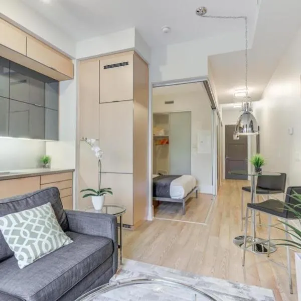 Skyline Suites - Walk to MTCC, ACC, Rogers Centre & Entertainment District，位于多伦多的酒店