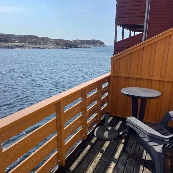 Seaside apartment with balcony A1，位于Nautnes的酒店
