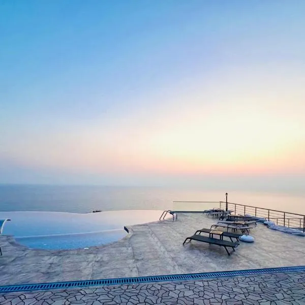 The Rocas Hotel，位于凯里尼亚的酒店