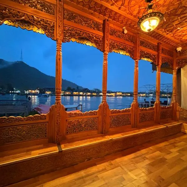 The Badyari Palace Houseboats，位于斯利那加的酒店