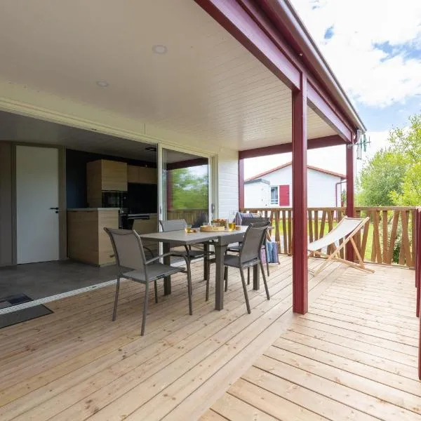 Chalet Haizea climatisé 2 à 4 pers 2 sdb calme avec piscine à Hasparren Pays Basque 25 min des plages，位于阿斯帕朗的酒店