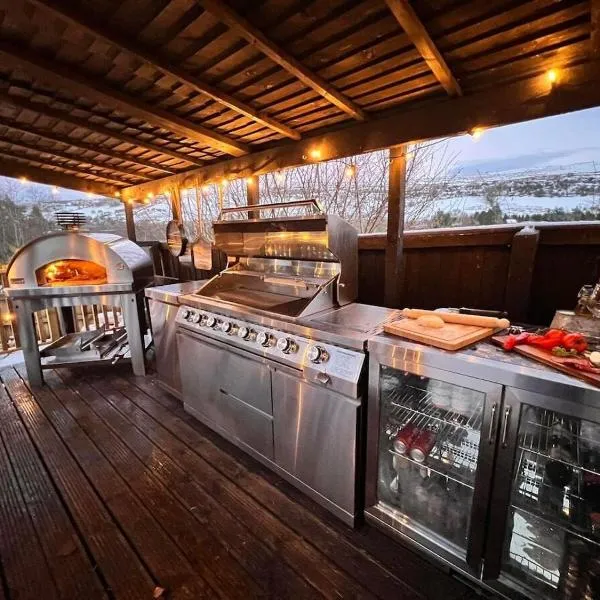 3 - Spectacular Views - Pizza Oven & BBQ，位于克里克豪厄尔的酒店