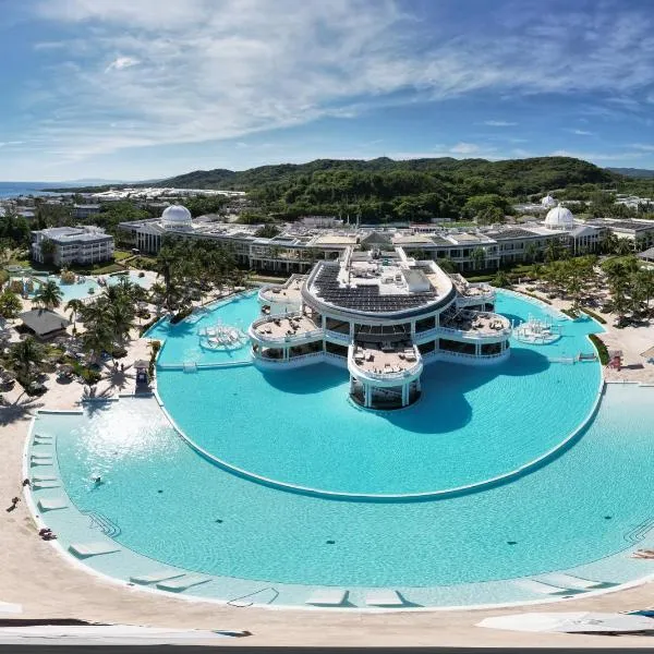 The Signature Level at Grand Palladium Lady Hamilton Resort & Spa- All Inclusive，位于卢西的酒店