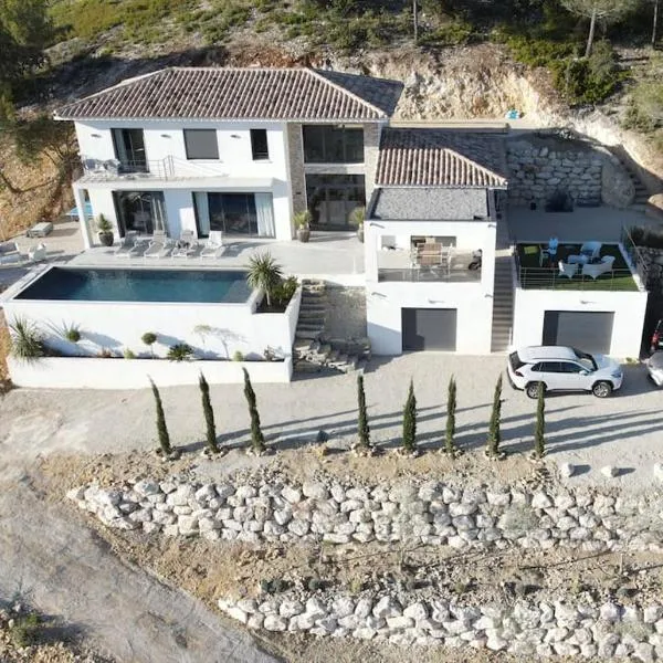 Belle contemporaine avec piscine proche d'Aix en Provence，位于罗尼的酒店