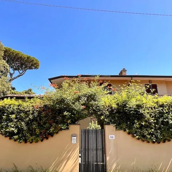Villetta in Versilia，位于马里纳-迪-皮特拉桑塔的酒店