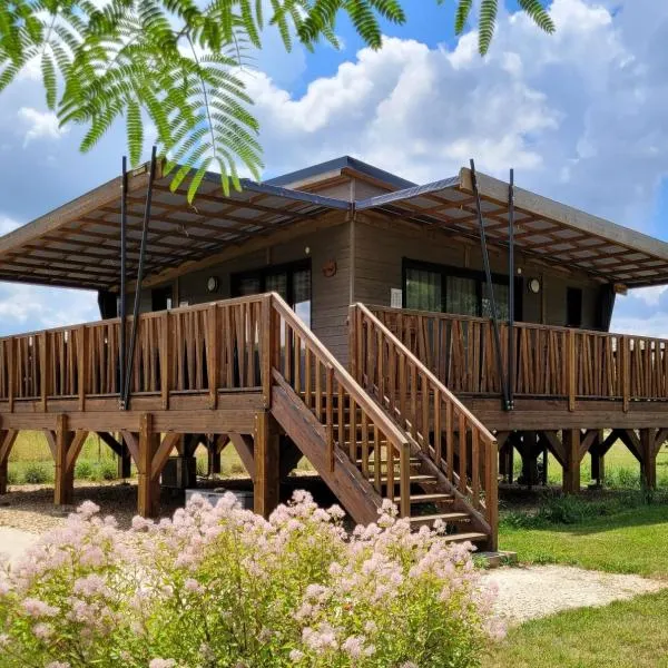 Les Chalets du Moulin de Valade，位于Condat-sur-Trincou的酒店