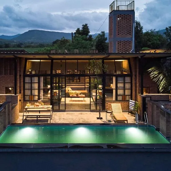 StayVista at Rustic Haven with Pvt Pool, Gazebo & Indoor-Outdoor Game，位于萨塔拉的酒店