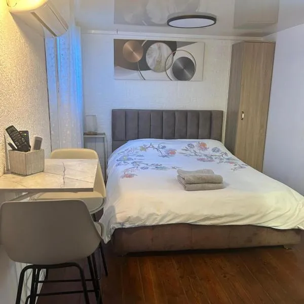 יחידת דיור עם בריכה，位于Kiryat Ekron的酒店