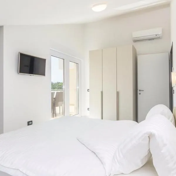 Penthouse Funtana with pool，位于冯塔纳的酒店