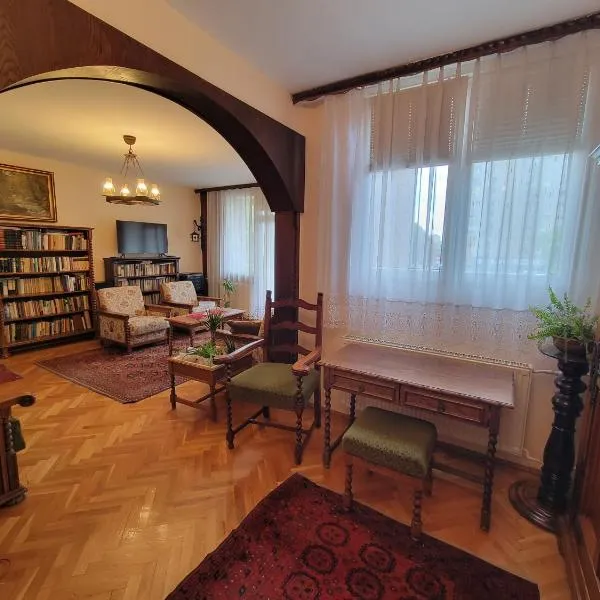 Belvárosi Classic Apartman 85 square meters，位于松博特海伊的酒店