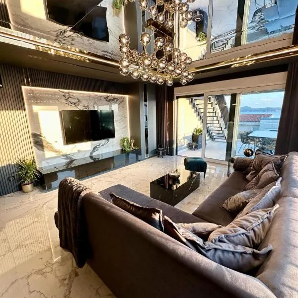 Luxury penthouse Sukošan with Big Roof Whirlpool !!!，位于苏科尚的酒店