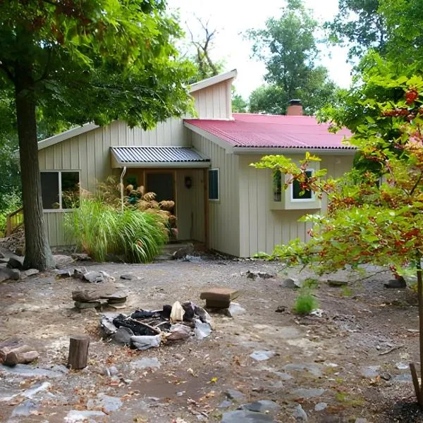 Above Sleepy Hollow - Rooftop Deck, Amazing Views, Hot Tub, Pet Friendly, Screen Porch, Wifi, EV Station, Games, Trails, Wood Stove, Charcoal Grill, Lake Access, King Bed，位于Hedgesville的酒店