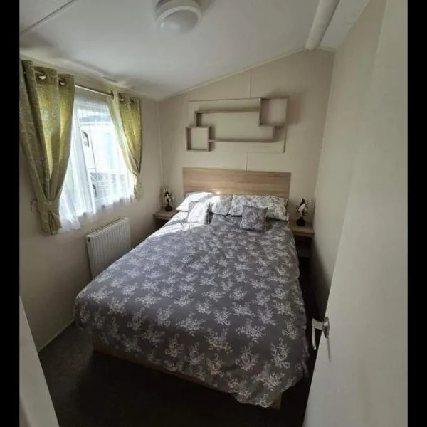 8 berth caravan Martello Beach Clacton，位于Saint Osyth的酒店