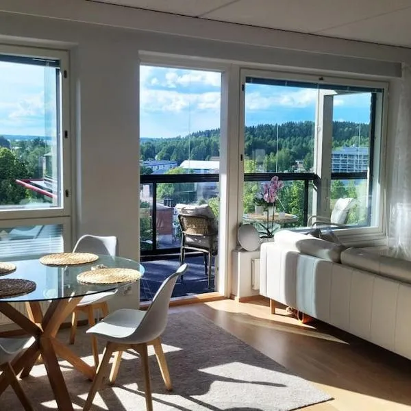 Ylellinen saunallinen kolmio järvinäkymällä，位于拉赫蒂的酒店