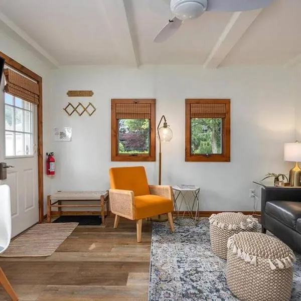2min walk Downtown - Outdoor Patio - Pet Friendly，位于索格塔克的酒店