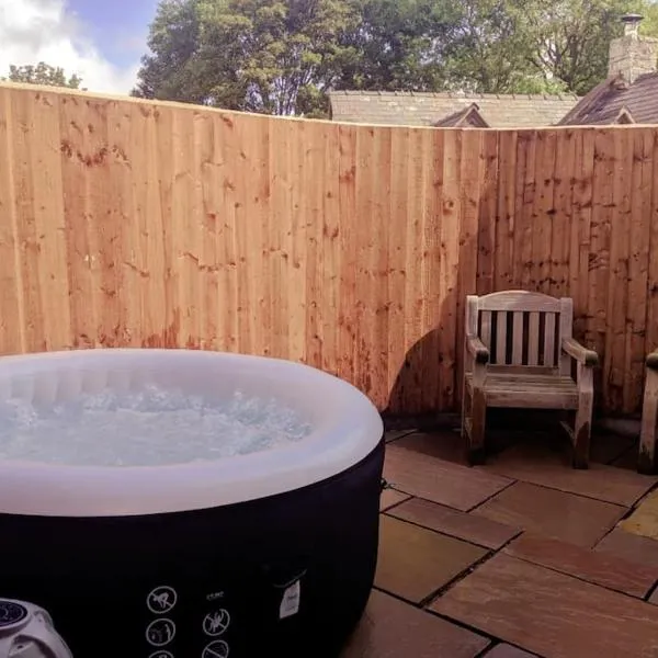 Dawel Lodge with Hot Tub and Logfire，位于Llanferres的酒店