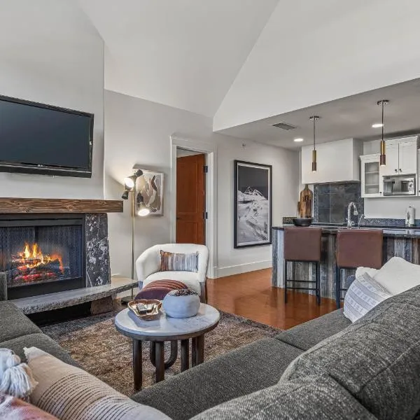 Elevated Penthouse Condo managed by Little Sister Getaways，位于坎莫尔的酒店