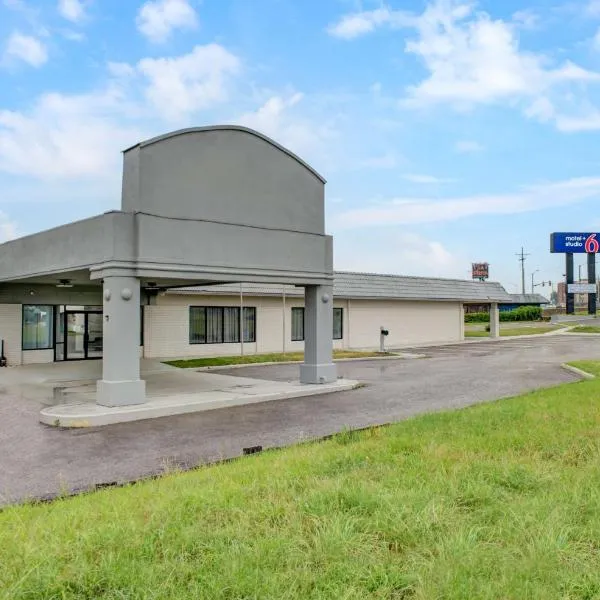 Motel 6 Chickasha, OK，位于奇克谢的酒店