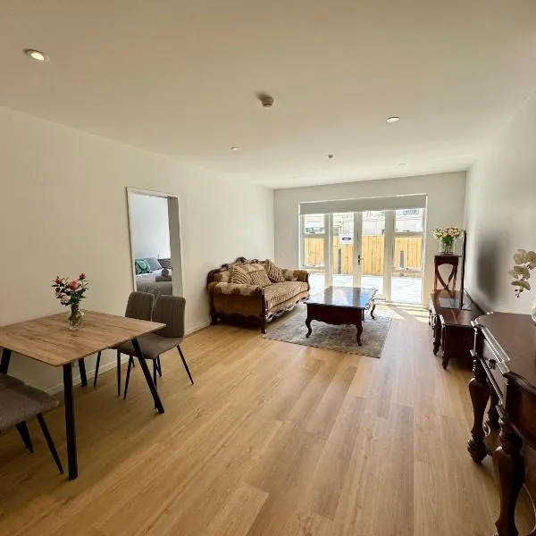 Brand New Stylish 2BR with Patio in Petone，位于下哈特的酒店