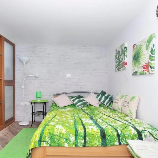 Green cottage Baredi, Izola, Slovenia，位于伊佐拉的酒店