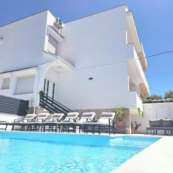 Villa Lungomare with private pool，位于扎达尔的酒店