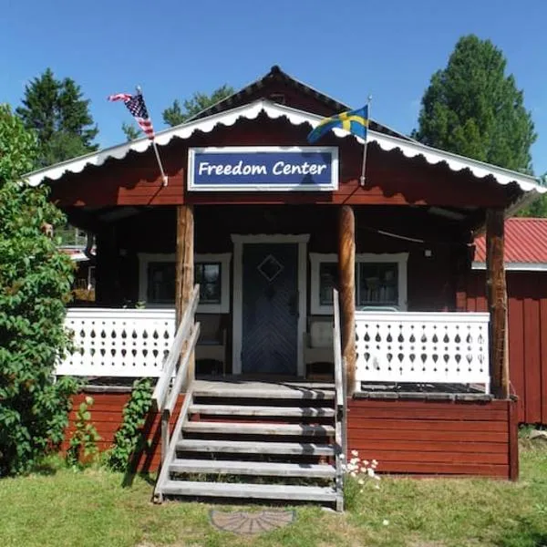 Cozy Cabin at The Freedom Center，位于Färila的酒店