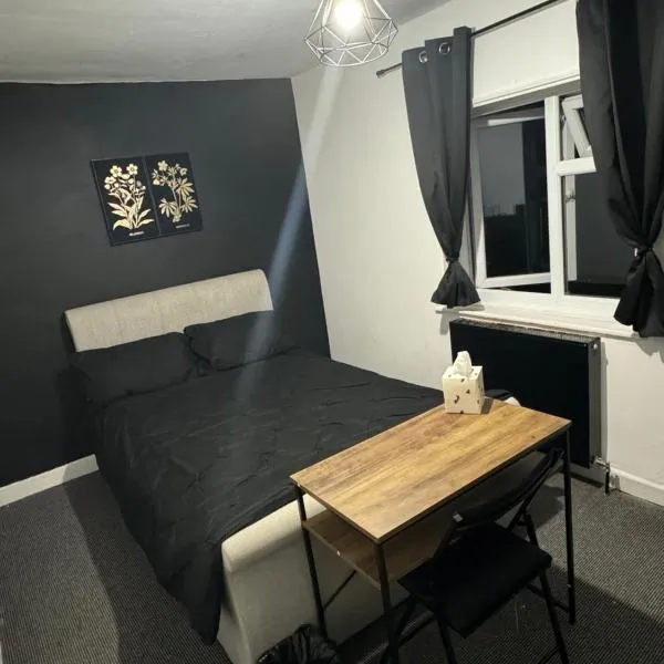 Small Double Room Located 2 Minutes From Gloucester Royal Hospital，位于Gloucestershire的酒店