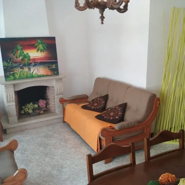 Spacious Apartment in Espinho with Fireplace 87 sqm，位于埃斯平霍的酒店