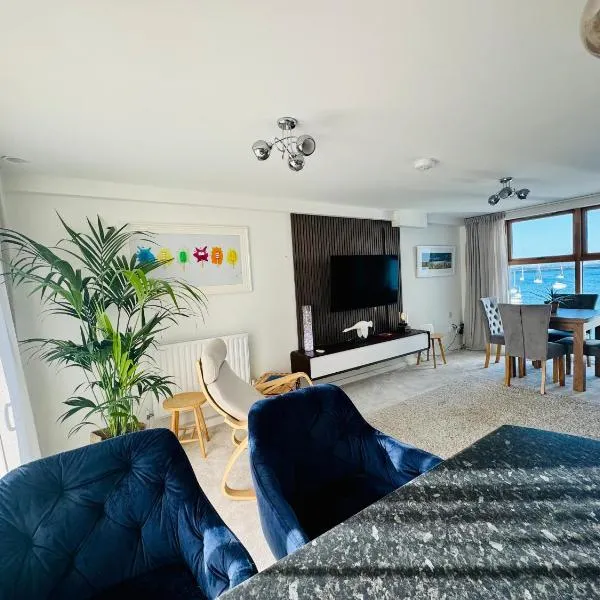 Marina Sea View APT - Second Floor WITH LIFT, Modern，位于霍利黑德的酒店