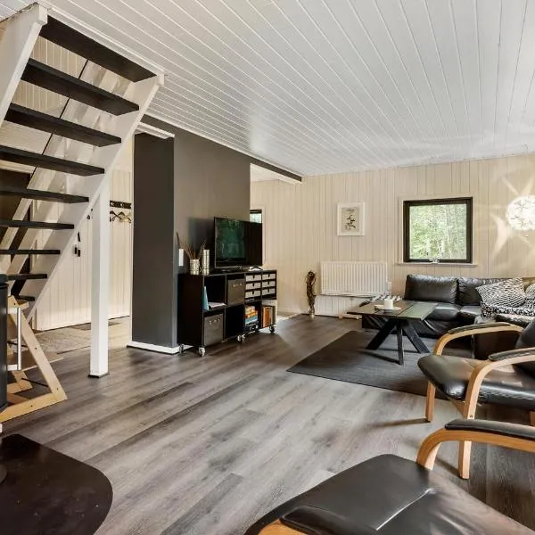 Beautiful Home In Give With Kitchen，位于吉弗的酒店