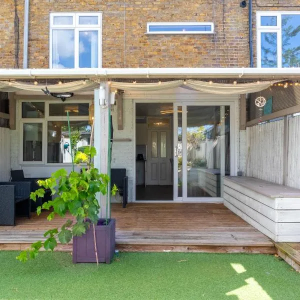 5 bedroom with Prking，位于Laindon的酒店