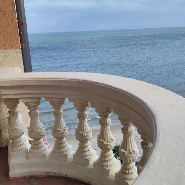 Atrium Beach Apartments，位于埃勒尼特的酒店