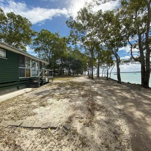 Stafford Hall - Burrum Heads- Riverfront- 3BR- Great Views，位于Burrum Heads的酒店