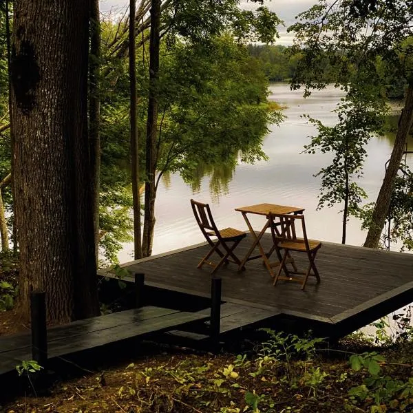 Riverfront design cabins by Ragnar Glamp，位于科克尼斯的酒店