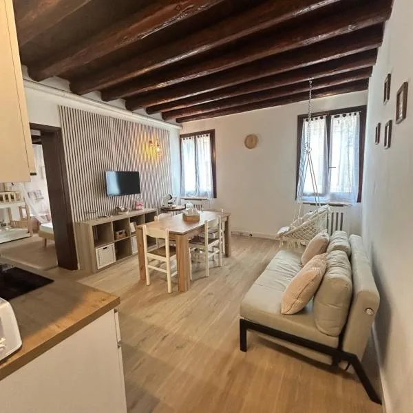 Wood 32 family -jvapartmentRovigo，位于罗维戈的酒店