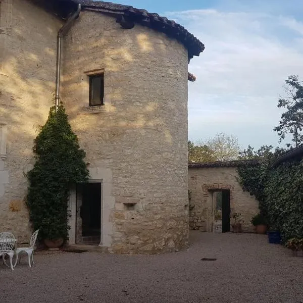 Chambres d'hôtes ou gîte dans un château，位于Senouillac的酒店