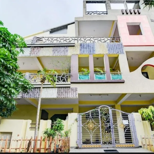 OYO Home Peaceful Stay Villa Near Miraj Cinemas - Shalini Shivani，位于Upal的酒店