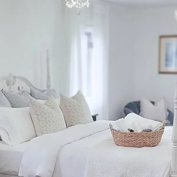 Vintage Farmhouse with Hot Tub on Vineyard，位于Waterford的酒店